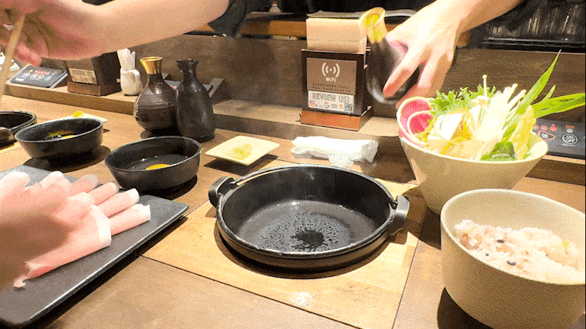 오사카-난바역-맛집-스키야키샤브샤브-샤부와라-고기-굽는-움짤