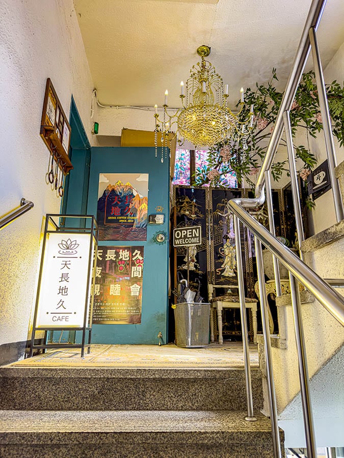강남 압구정로데오 디저트 카페 홍콩 영화 느낌 천장지구 건물4